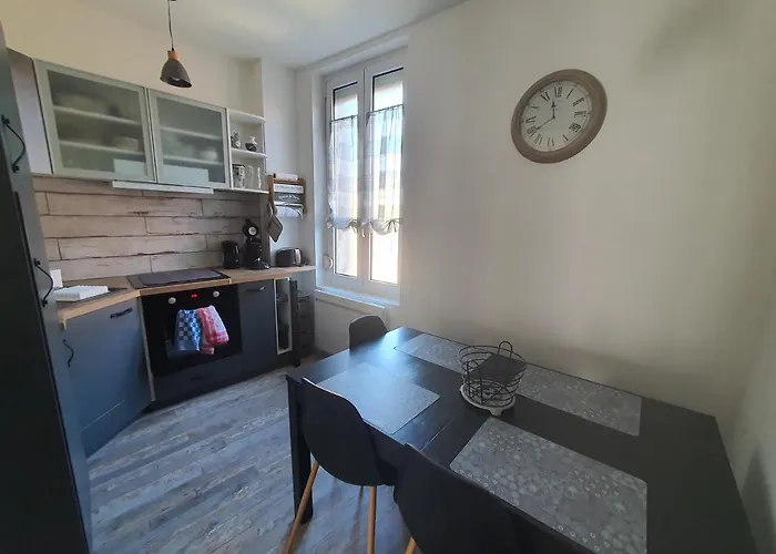 Appartement Rénové Et Lumineux A Les Bains Au Dessus D'un Ancien Commerce Mersois En Duplex Pour 4 Personnes Pour Du Repos, Des Ou Pour Le Travail *